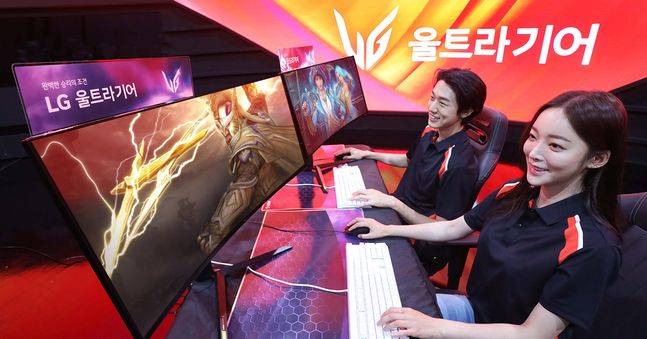 LG전자 모델들이 게이밍 모니터 ‘LG 울트라기어’ 34인치 신제품으로 게임을 즐기고 있다.ⓒLG전자