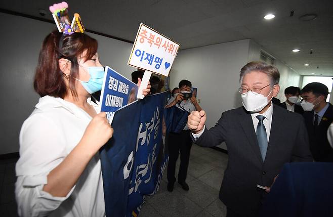 이재명 경기지사가 2일 더불어민주당 충북도당 사무실에서 열린 기자간담회에 앞서 지지자들과 인사하고 있다. 연합뉴스