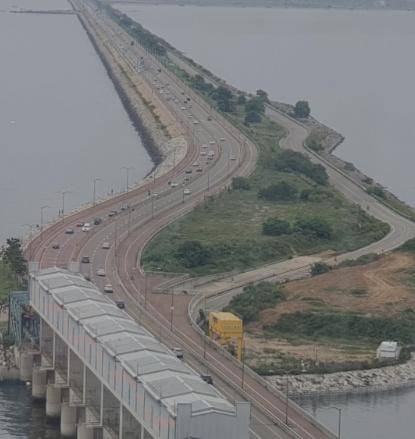 시화방조제 중간에 위치한 시화나래휴게소 전망대에서 바라본 도로 모습. 임명수 기자