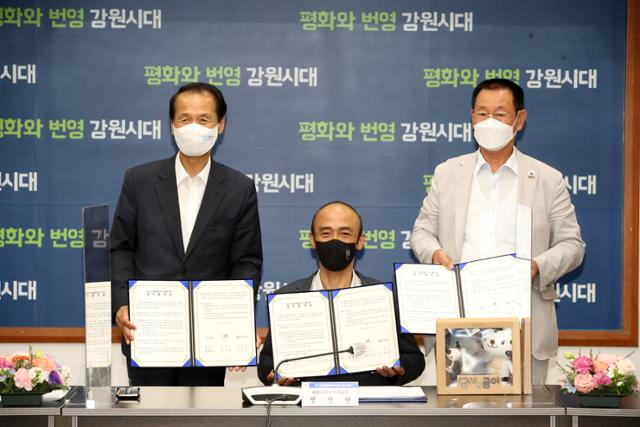 강원도와 대한장애인체육회, 한국농아인스포츠연맹 등은 2일 오후 도청 2층 소회의실에서 '2027 동계데플림픽의 성공적인 유치'를 위한 업무협약을 했다. 강원도 제공