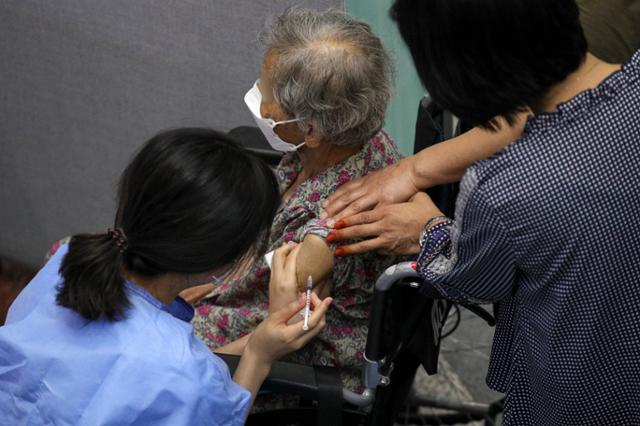 2일 서울 은평구 은평문화예술회관에 마련된 예방접종센터를 찾은 한 어르신이 코로나19 백신을 맞고 있다. 뉴시스