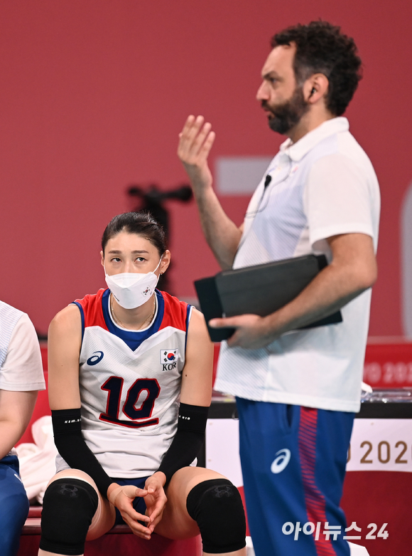 한국 김연경이 2일 일본 도쿄 아리아케 아레나에서 열린 '2020 도쿄올림픽' 여자배구 예선 A조 세르비아와 대한민국의 경기에서 라바리니 감독을 바라보고 있다. 스테파노 라바리니 감독이 이끄는 여자 배구대표팀은 A조 3위로 8강에 진출했다.