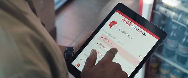 코카콜라는 세일즈포스 포 서비스 및 필드 서비스 라이트닝을 도입해 현장 업무와 자원관리를 디지털화했다. 출처=세일즈포스