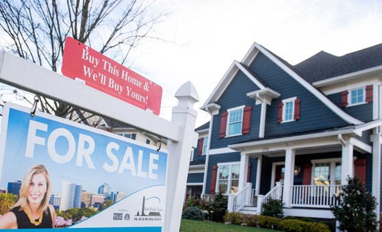 지난해 11월 미국 버지니아주 알링턴의 한 주택 앞에 ‘판매 중(For Sale )’ 팻말이 세워져 있는 모습.[AFP=연합뉴스]