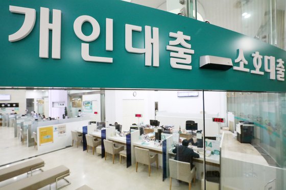 한국은행에 따르면 지난 6월 기준 가계대출 중 변동금리 대출 비중은 81.5%로 2014년 1월 이후 최대치를 기록했다. 뉴스1