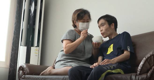 지난해 시설에서 나와 자립한 지적장애인 서지원씨(오른쪽)와 그의 어머니. 보건복지부 제공 영상 갈무리