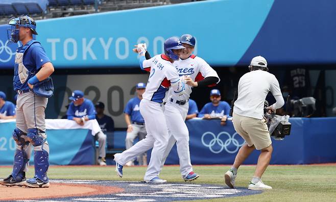 한국 야구대표팀 오지환(오른쪽에서 두번째)이 2일 일본 요코하마 스타디움에서 열린 2020 도쿄 올림픽 야구 녹아웃스테이지 2라운드 이스라엘과의 경기에서 2회말 2점 홈런을 친 뒤 오재일과 함께 홈인하며 환호하고 있다.  올림픽사진공동취재단