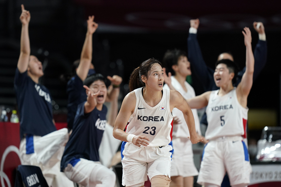 Kim Dan-bi turns back up court as teammates celebrate her scoring during a women's preliminary round basketball game against Serbia at the 2020 Summer Olympics on Sunday in Saitama, Japan. [AP/YONHAP]