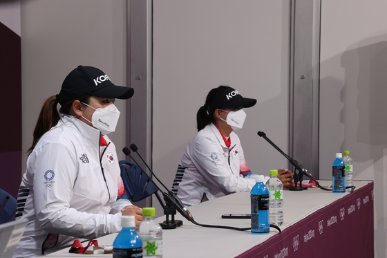 Park In-bee, left, and Ko Jin-young speak to reporters at a press conference at Kasumigaseki Country Club in Saitama, Japan on Monday. [YONHAP]