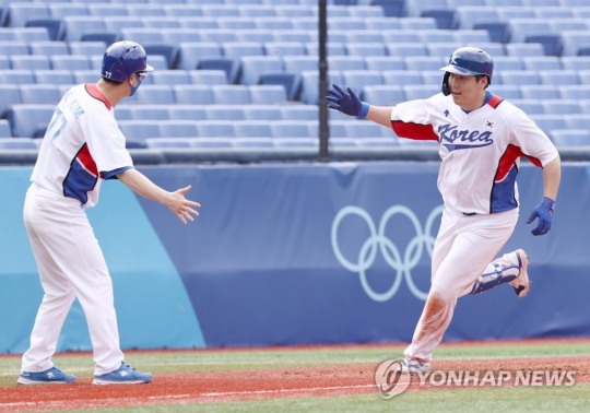 (요코하마=연합뉴스) 2일 일본 요코하마 스타디움에서 열린 도쿄올림픽 야구 녹아웃스테이지 2라운드 한국과 이스라엘의 경기.5회말 투런홈런을 친 한국 김현수가 홈을 향해 달리고 있다