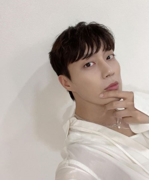 Highlight Yoon Doo-joon reveals warm selfieOn the morning of the 2nd, Yoon Doo-joon posted an article and a photo on his Instagram, Its a long time ago! The weather is very cloudy.It seems like the rain is coming a little bit, so take your umbrella and fight this week!Inside the picture is a picture of him wearing a white shirt and taking a selfie.With a sleek jawline, Yoon Doo-joon added a good looks with a clear look.Also at an ambiguous angle, he boasted of humiliationless warmth.