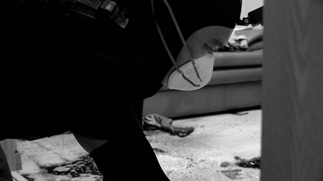 김새별 바이오해저드 대표가, 고인이 남긴 바닥의 흔적을 지우고 있다. 특수한 방법을 써야하는, 특수청소다./사진=이주아 머니투데이 영상PD