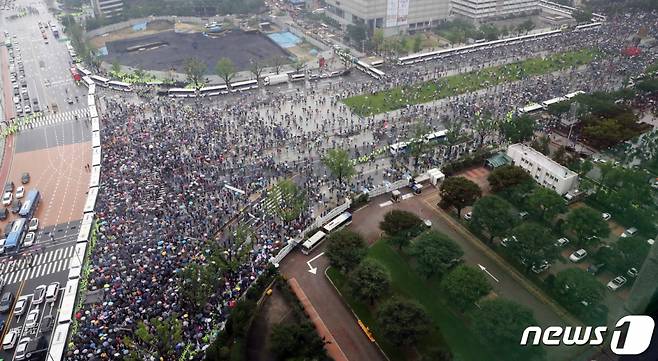 보수단체 회원들이 지난해 8월 15일 서울 종로구 광화문광장에서 집회를 하며 청와대로 행진하고 있다. 사진=/뉴스1