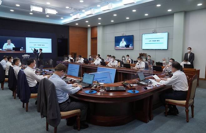 [서울=뉴시스] 문재인 대통령이 2일 청와대에서 열린 수석·보좌관회의에서 발언하고 있다. (사진=청와대 제공) 2021.08.02. photo@newsis.com *재판매 및 DB 금지