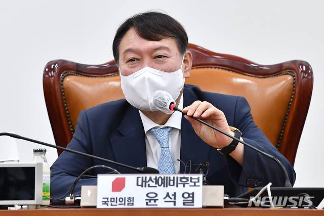 [서울=뉴시스] 최동준 기자 = 국민의힘 대선 예비후보 윤석열 전 검찰총장이 2일 서울 여의도 국회에서 국민의힘 초선 공부모임 '명불허전 보수다 시즌5' 초청 강연을 하고 있다. (공동취재사진) 2021.08.02. photo@newsis.com