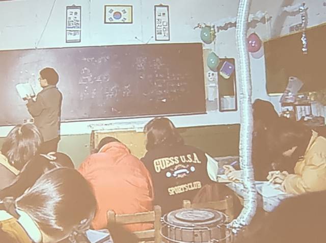 ▲ 지친 몸에도 불구하고 학구열로 야학에 참여하고 있는 여성노동자들(구로공단 노동자 생활체험관 전시자료)