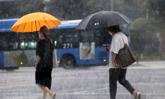 1일 서울 종로구 도로에서 시민들이 우산을 쓴 채 발걸음을 옮기고 있다. 연합뉴스