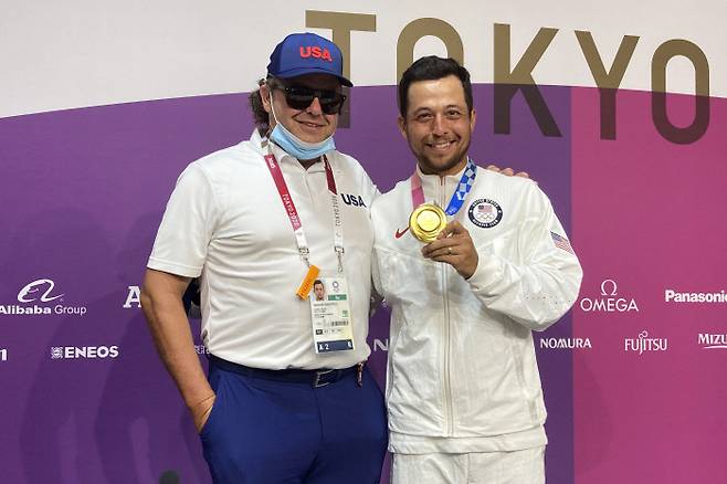 미국 남자골프 대표 잰더 쇼플리(오른쪽)가 1일 일본 사이타마현 가와고에시 가스미가세키 골프장에서 열린 2020 도쿄 올림픽 남자부 우승을 차지한 뒤 스윙코치인 아버지 스테판 쇼플리와 기쁨을 나누고 있다. 가와고에ㅣAP연합뉴스