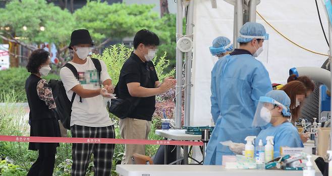 2일 오후 서울 구로구 구로역에 설치된 코로나19 임시 선별검사소에서 의료진이 분주하게 검사를 진행하고 있다. 연합뉴스