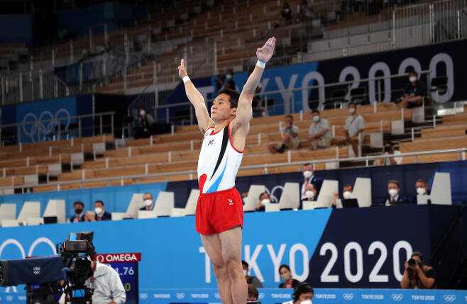 2일 일본 아리아케 체조경기장에서 열린 도쿄올림픽 남자 기계체조 도마 결선에서 신재환이 착지하고 있다. 연합뉴스