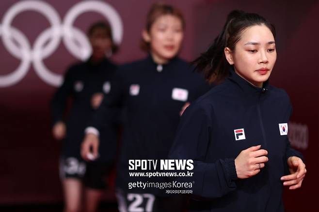 ▲ 비장한 표정의 한국 여자 핸드볼 선수들. 정유라(오른쪽)는 "8강전에서 국내에서 하던 걸 전부 보여 주겠다"고 다짐했다.
