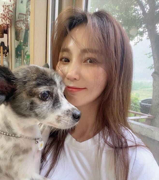 Ahn Hye-Kyung told his Instagram on the 1st, Lucky and The Countryside collection came!!It smells better because it rains ~ # The countryside collection # My house # Just good # rain # rest and posted a picture.In the open photo, Ahn Hye-Kyung is spending a relaxing time in the countryside collection with his dog.Ahn Hye-Kyung captivated the attention of those who see it with a rusty head and natural appearance.On the other hand, Ahn Hye-Kyung is working as a goalkeeper for FC Bull moth team in SBS entertainment program Golvering Girls.Photo: Ahn Hye-Kyung Instagram