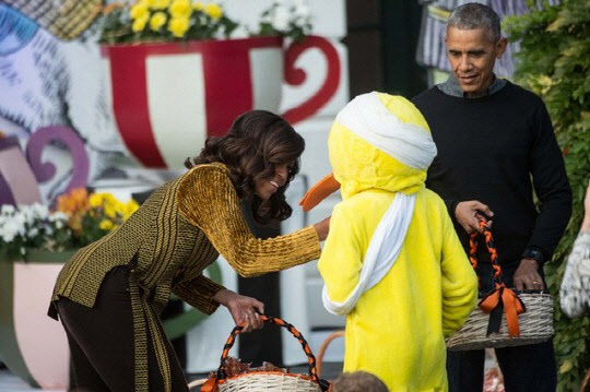 미국 워싱턴DC 백악관에서 열린 핼러윈 행사에서 버락 오바마 미국 대통령(오른쪽)과 미셸 여사가 ‘레임덕’으로 분장한 아이에게 사탕을 나눠주고 있다 (사진=AFPBBNews)