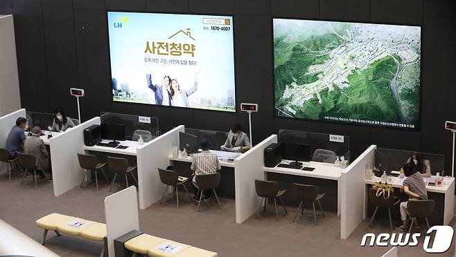 3기 신도시를 비롯한 수도권 신규택지 사전청약 접수가 시작된 28일 오후 서울 송파구 장지동 성남복정1지구 위례 현장접수처에서 65세 이상 등 현장접수 가능 희망자들이 접수를 하고 있다. 2021.7.28/뉴스1 © News1 김영운 기자