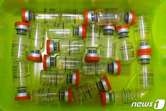 중국 국영 제약사 시노백이 개발한 코로나19 백신. © 로이터=뉴스1 © News1 정윤영 기자