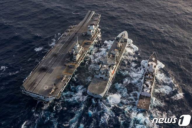 해외 순항훈련 중인 영국 해군의 '퀸 엘리자베스' 항공모함 전단. (영국 해군 항모전단장 트위터) © 뉴스1