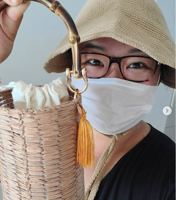 Actor Ha Jae-sook showed off his handy skills.Ha Jae-sook posted a picture on Instagram on the 3rd, saying, I am very happy when I make my bag #handmade bag #Gift # I am so excited # I have to go swimming # Pingyao house.The photo shows Ha Jae-sook, who is smiling with his handmade bag in one hand.Ha Jae-sook, a Pingyao housewife living in Pingyao, spent a happy summer as a normal housewife, not an entertainer.On the other hand, Ha Jae-sook recently received a great love from KBS 2TV weekend drama OK Photon.