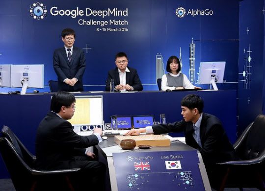 2016년 3월 인공지능(AI)에 기반한 구글 바둑 프로그램 '알파고'가 이세돌 9단을 꺾은 사건은 AI가 4차 산업혁명을 이끌 핵심 동력이 될 것임을 예고했다. 미국, 중국 등 세계 주요국들은 AI 경쟁력을 확보하기 위해 치열하게 경쟁하고 있다. 그런데 서울대 AI 대학원 경우 우수 인재가 대거 몰리고 있는데도 대학 정원 규제 탓에 40명밖에 못뽑고 있는 실정이다.
