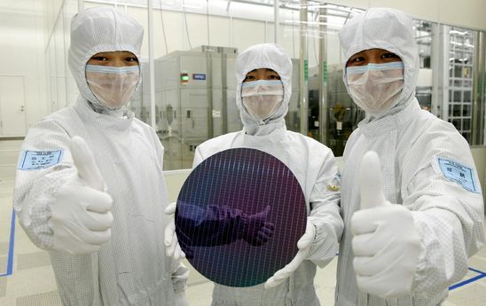 삼성전자 중국 시안 반도체 공장 직원들이 3차원(3D) 낸드플래시 웨이퍼를 들고 있다. /삼성전자 제공