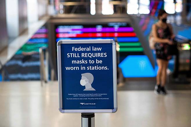 미국 뉴욕의 지하철 역에 마스크 착용 안내판이 세워져 있다. /연합뉴스