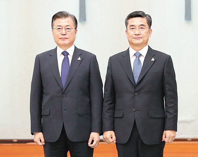 문재인 대통령이 지난해 9월 18일 청와대에서 서욱 국방부 장관(오른쪽)에게 임명장을 준 뒤 기념사진을 찍고있다. 청와대사진기자단