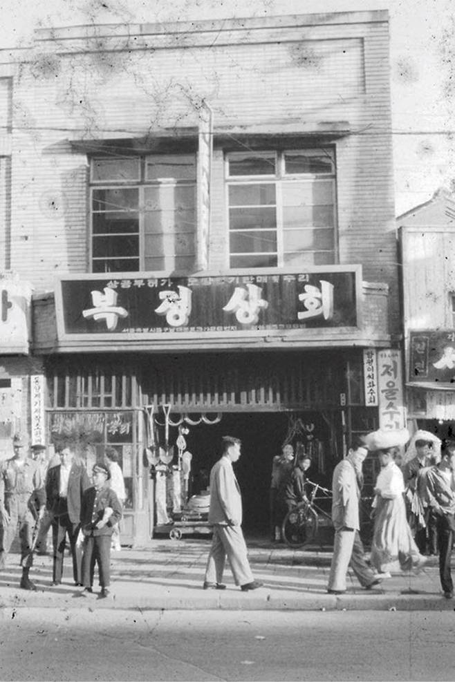 코지마_1952년 남대문 복정제형 건물 전경