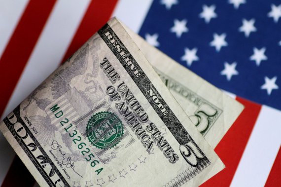 금융시장의 돈이 다시 미국 국채로 몰리고 있다. 사진은 미 5달러 지폐. 로이터뉴스1