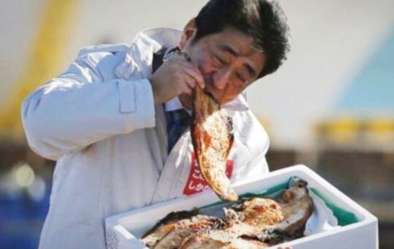 아베 전 일본 총리가 후쿠시마산 수산물을 먹고 있다. 사진=fnDB