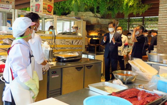 황희 문화체육관광부 장관이 지난달 24일 일본 도쿄 헨나 호텔에 마련된 대표팀 급식지원센터를 방문해 근무자들을 격려하고 있다. /사진=주일한국문화원 제공