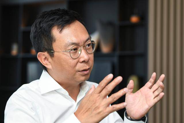 이현무 아이유노SDI 미디어그룹 대표가 구상 중인 AI 자동번역 소프트웨어와 가상 목소리 사업에 대해 설명하고 있다. 이한호 기자 han@hankookilbo.com