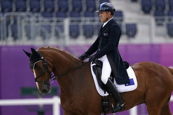 이번대회 최고령 메달리스트가 된 앤드류 호이와 그의 말 바실리 드 라소스. [AP=연합뉴스]