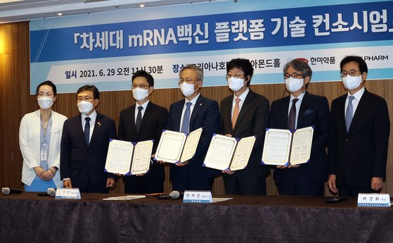 6월 29일 오전 서울 중구 코리아나호텔에서 열린 차세대 mRNA 백신 플랫폼 기술 컨소시엄(이하 K-mRNA 컨소시엄) 출범식에서 참석자들이 협약서에 서명한 뒤 기념촬영을 하고 있다. 왼쪽부터 엄보영 보건산업진흥원 본부장, 권덕철 장관, 허은철 녹십자 대표이사, 김경진 에스티팜 대표이사, 권세창 한미약품 대표이사, 허경화 한국혁신의약품컨소시엄 대표, 원희목 한국제약바이오협회 회장. 연합뉴스