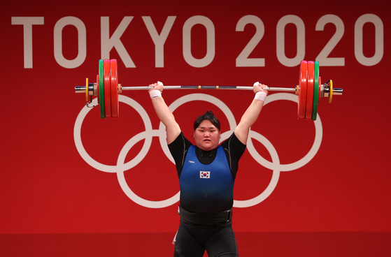 Weightlifter Lee Seon-mi nails a clean and jerk attempt at the 2020 Tokyo Olympics. [YONHAP]