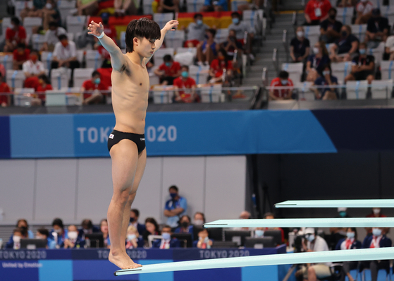 Woo Ha-ram prepares to dive in the final of the men's three-meter springboard event on Tuesday in Tokyo. [YONHAP]