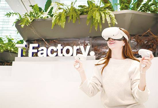 VR, AR 기술이 더 발달하면 실감 나는 가상 세계를 만들 수 있을 것이라 기대를 모은다. 사진은 VR 기기 오큘러스 리프트를 착용한 모델. <SK텔레콤 제공>