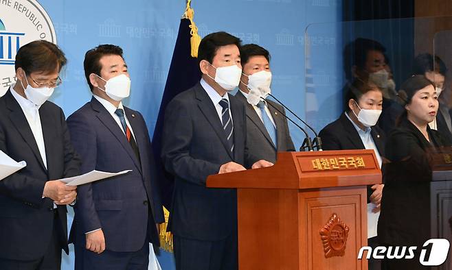 (서울=뉴스1) 구윤성 기자 = 김진표 더불어민주당 부동산특위 위원장(왼쪽 세번째)이 10일 오전 서울 여의도 국회 소통관에서 주택시장 안정을 위한 추가 공급대책을 발표하고 있다. 부동산특위는 분양가의 6~16%만 내면 입주할 수 있는 '누구나집' 주택 1만785가구의 시범사업지로 인천 등 6개 지역을 선정했다고 밝혔다. 2021.6.10/뉴스1