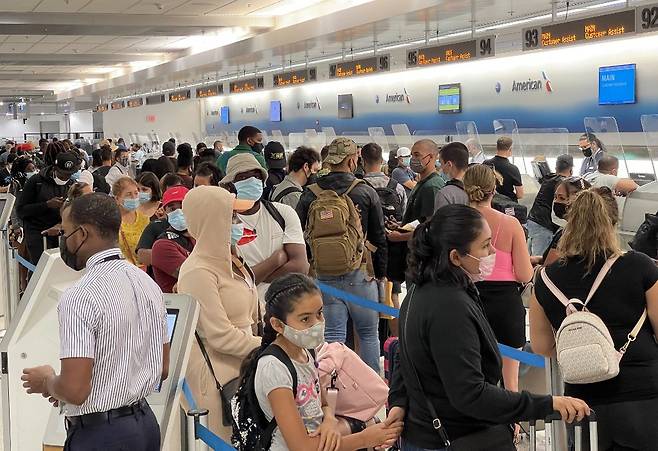 2일(현지시간) 미국 마이애미 국제공항 체크인 데스크 앞에 여행객들이 줄을 서 있다./사진=AFP