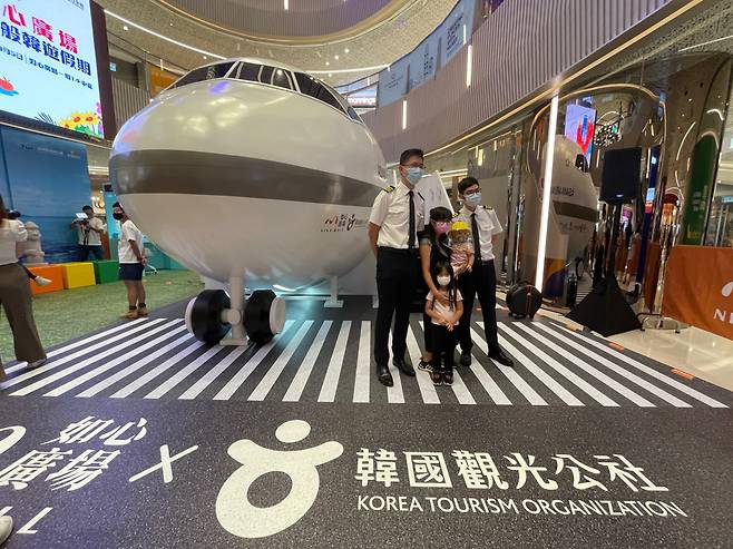 제주행 모의비행기 앞 홍콩인들의 기념촬영