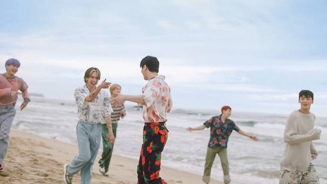 아스트로 멤버들이 밝은 표정으로 동해시 노봉해변서 뮤직비디오를 찍고 있다.