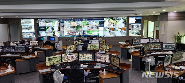 [용인=뉴시스]용인시 CCTV 통합관제센터 모습
